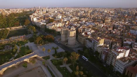 Luftaufnahme-Von-Valencia-Mit-Den-Serranos-Türmen,-Spanien