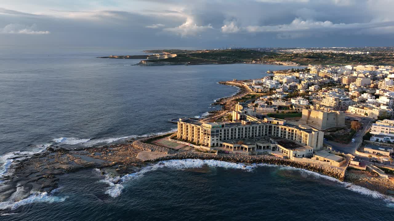 마르사스칼라에 있는 버려진 제르마 궁전 호텔과 엘 제르마 만의 공중 풍경, 해가 뜨는 시간, 몰타