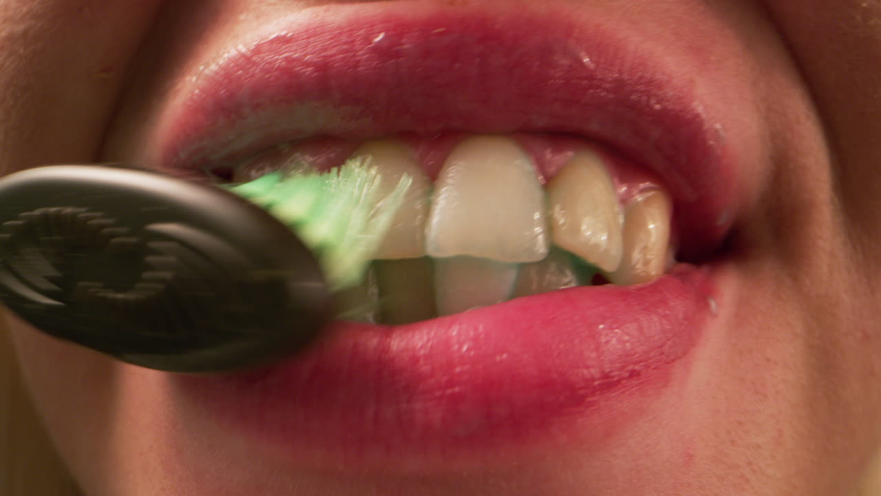 그녀의 양치질하는 여자