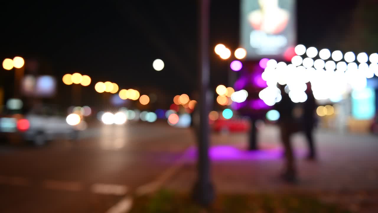 hermoso bokeh reluciente en el fondo oscuro borroso por la noche.