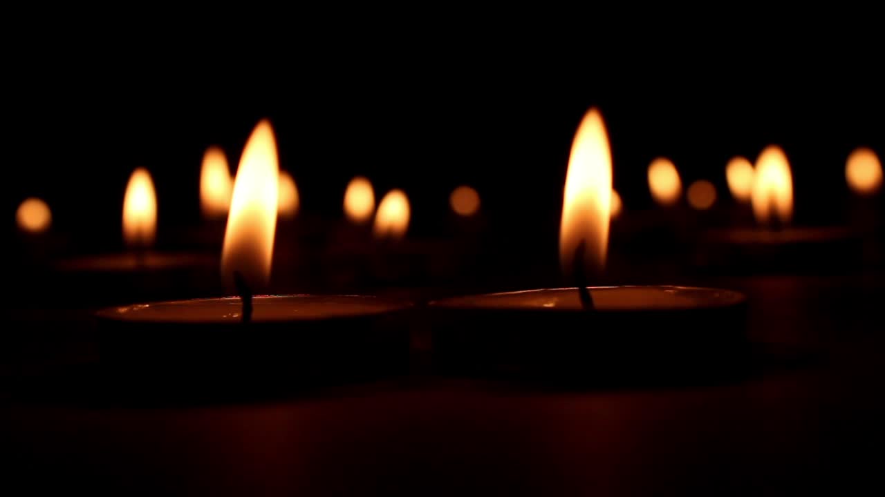 Candele Accese di Notte 1