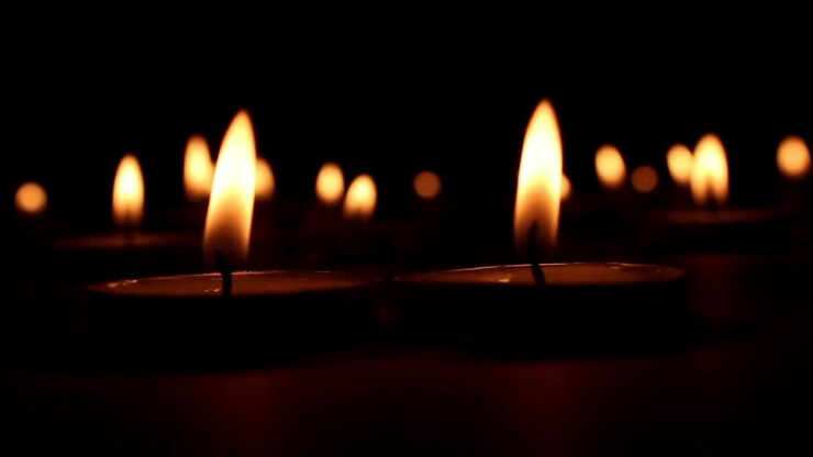 Candele Accese di Notte 1