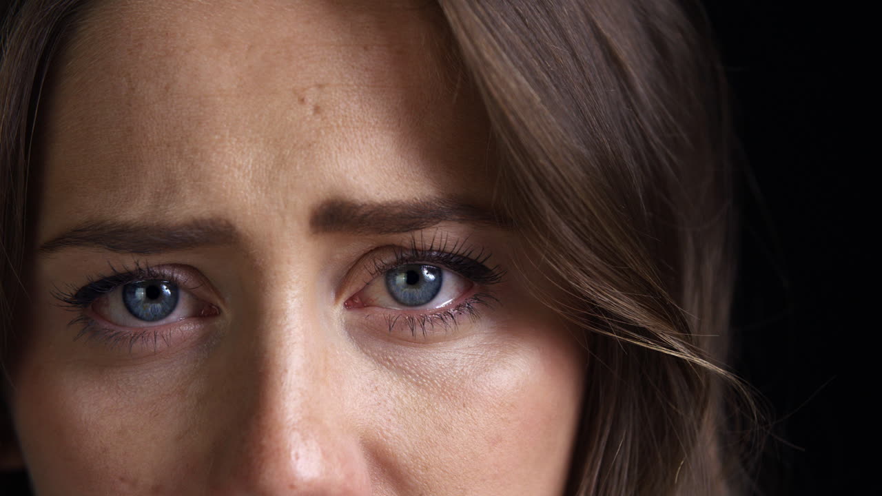 슬프게 카메라를 바라보는 불행한 젊은 여성의 클로즈업