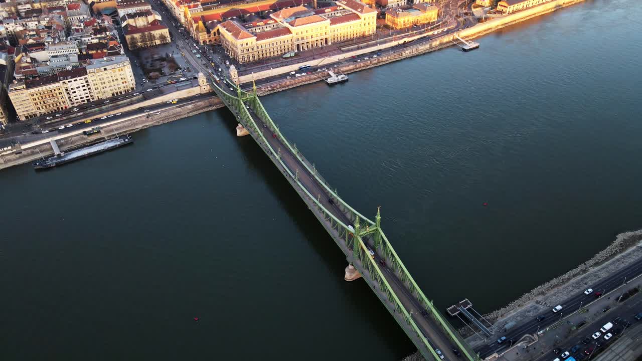 Tram che attraversa il Ponte della Libertà a Budapest, Ungheria, con vista sul fiume Danubio, ripresa aerea dall'alto con drone 4K 1.