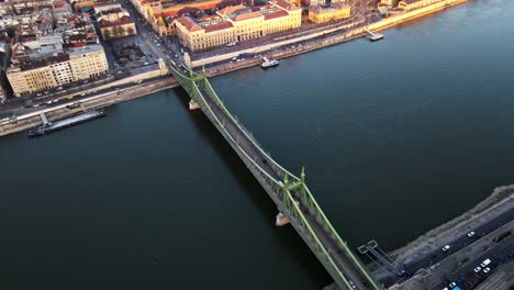 Tranvía-Pasando-Por-El-Puente-De-La-Libertad-En-Budapest-Hungría-Con-Vista-Al-Río-Danubio,-Toma-Aérea-De-Drones-De-Arriba-Hacia-Abajo-4k-1