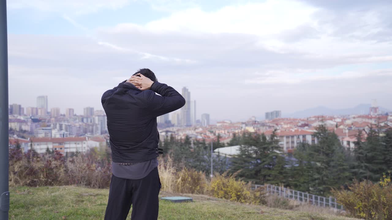 도시의 시끄러움에 압도당한 그 남자는 우울하고 지쳤습니다.