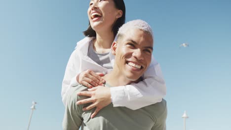 슬로우 모션으로 함께 걸어다니고 산책로에서 포옹하는 행복한 두 인종 커플