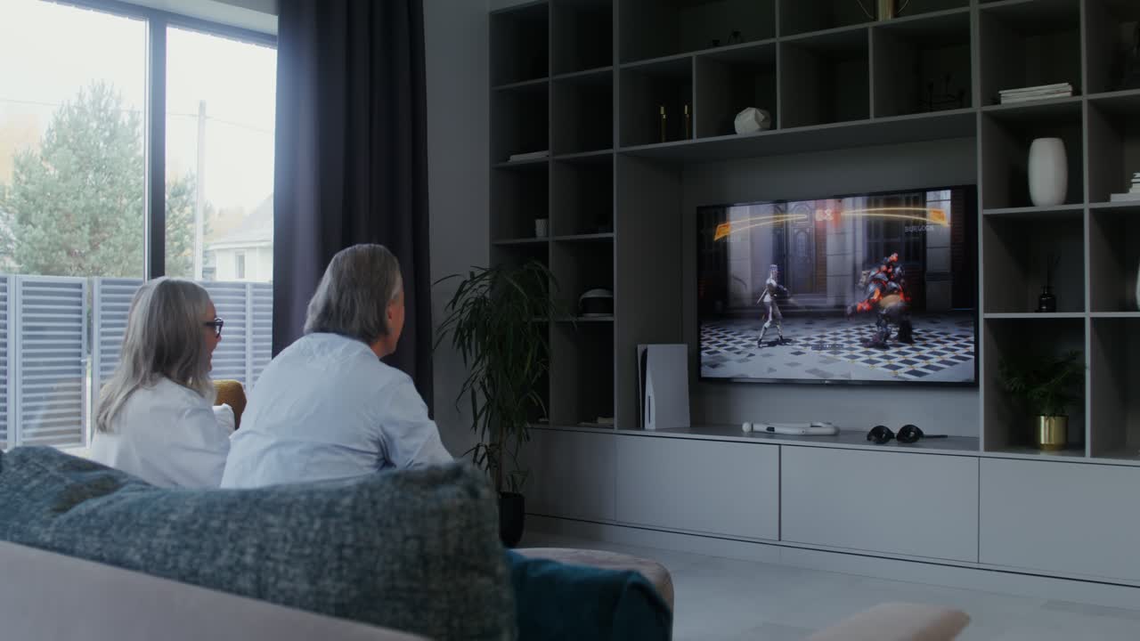 Coppia di anziani che gioca ai videogiochi alla TV