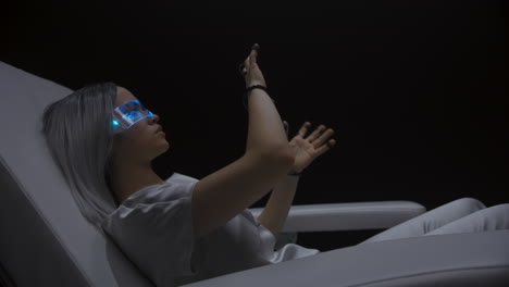 metaverso gamer sensor manos girando objetos invisibles de cerca. futuro inteligente
