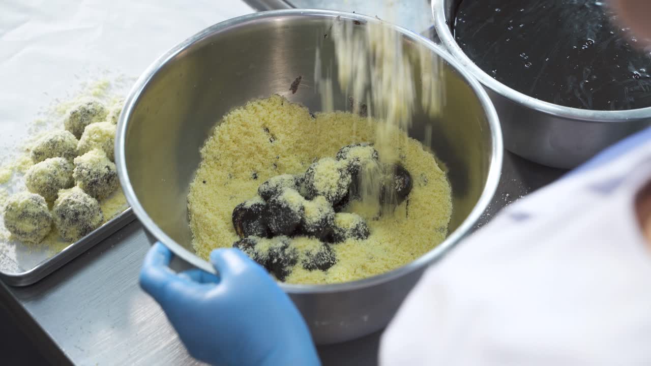 Kraft process of making chocolate confectionery. Mixes chocolate mass in the confectionery factory