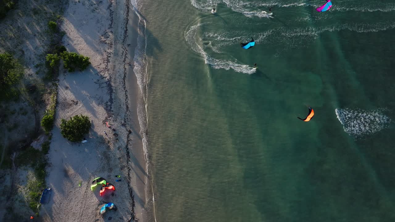 hacer kitesurf en una playa tropical