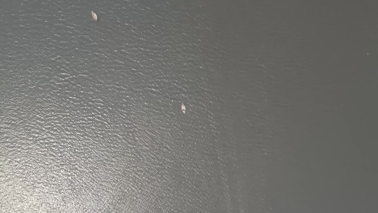 disparo de dron de 4k de un barquero conduce un bote