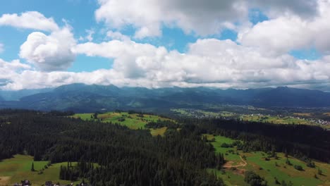 Vista-Aérea-De-Las-Montañas-Tatra