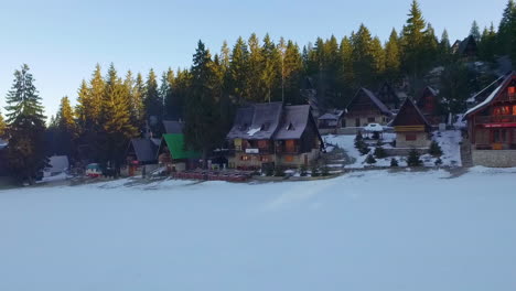 Vista-Aérea-Del-Deporte-Turístico,-Zona-De-Esquí-Y-Complejo-Recreativo-En-La-Montaña-Jahorina,-Bosnia-Y-Herzegovina