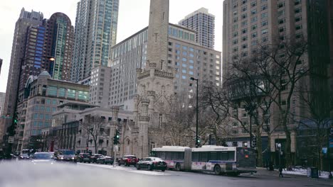 El-Ambiente-Vacacional-Del-Centro-De-Chicago-Con-Este-Cautivador-Video-De-Toma-Amplia-Que-Muestra-La-Icónica-Torre-De-Agua-En-La-Magnificent-Mile.