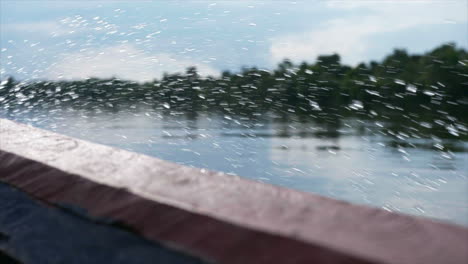 Plano-Medio-De-Rociado-Que-Se-Eleva-Desde-Un-Barco-Amazónico-Que-Viaja-A-Gran-Velocidad-En-Un-Día-Soleado