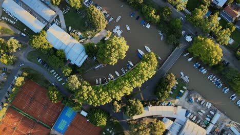 Luftaufnahme-Eines-Wassersportclubs-Mit-Einigen-Tennisplätzen-Und-Angedockten-Booten