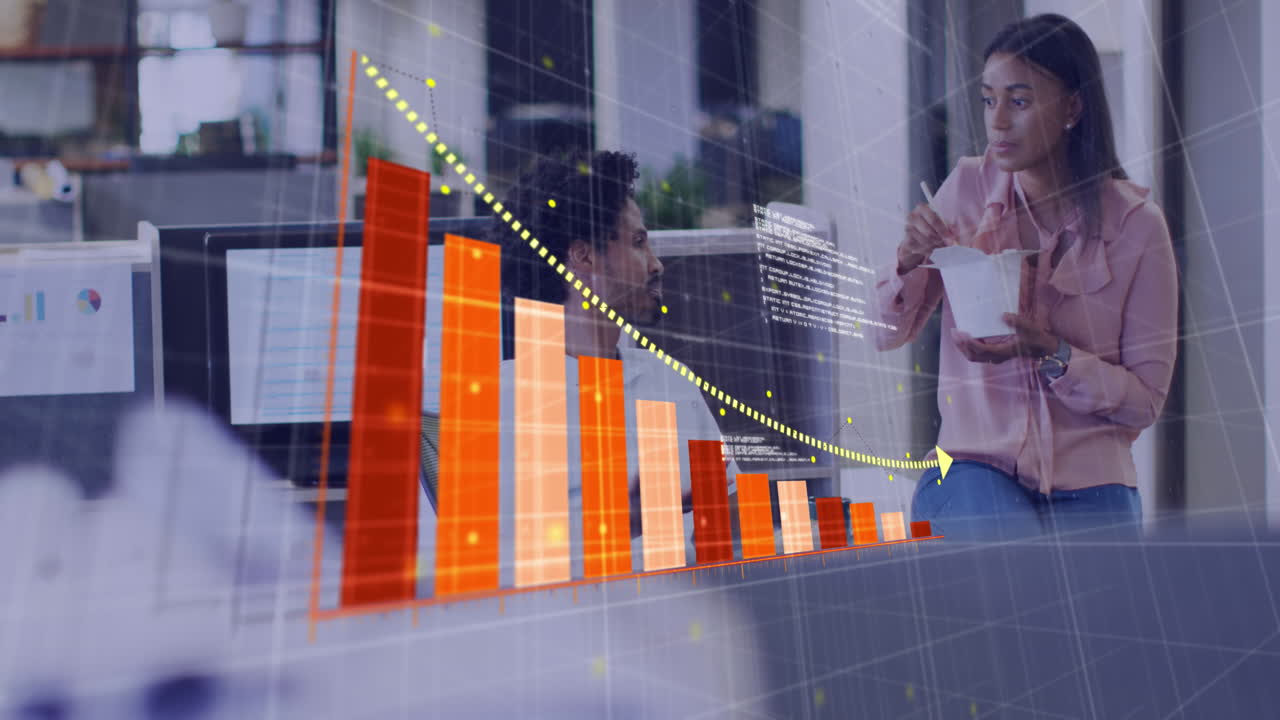 animación de flecha en gráfico y lenguaje informático, diversos compañeros de trabajo discutiendo mientras comen comida