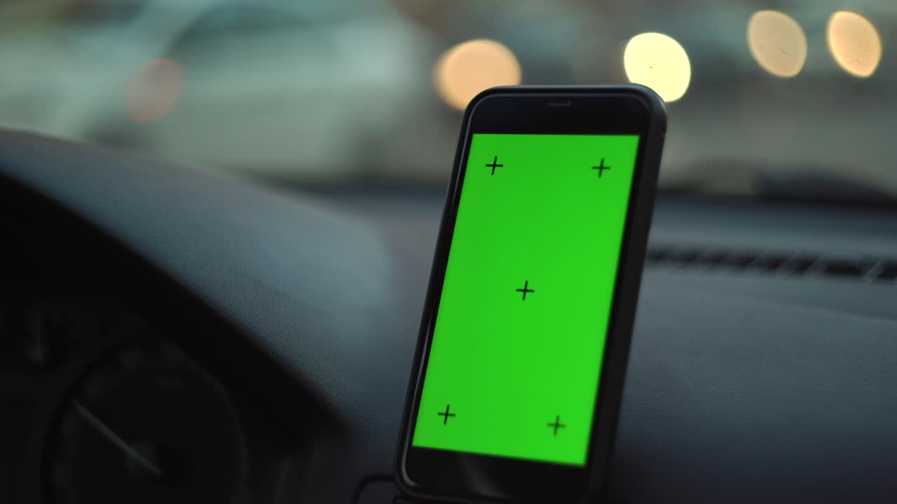 la chica presiona el teléfono con una pantalla verde