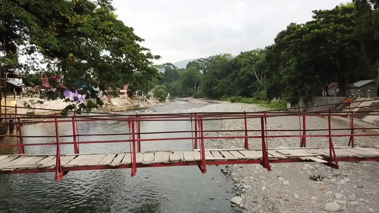인도네시아 수마트라 부킷 라완 현수교 위의 드론 비행