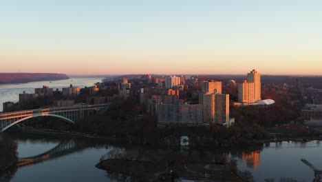 Vuelo-Aéreo-En-La-Punta-De-Manhattan-Hacia-Riverdale-Y-Mármol-Hill-Bronx-A-La-Hora-Dorada