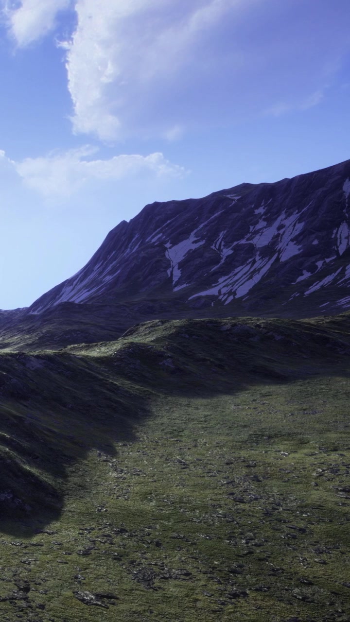 Paesaggio montano sotto un cielo azzurro e limpido di giorno in un ambiente naturale.