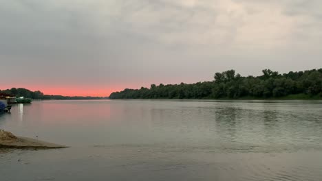 Vista-De-La-Puesta-De-Sol-Rosa-Sobre-El-Río