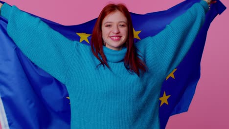 Bonita-Jovencita-Ondeando-La-Bandera-De-La-Unión-Europea,-Sonriendo,-Aplaudiendo-Las-Leyes-Democráticas,-Las-Libertades-De-Derechos-Humanos.