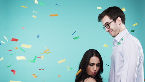 mujer india sexy bailando con un hombre geek cámara lenta fiesta cabina de fotos