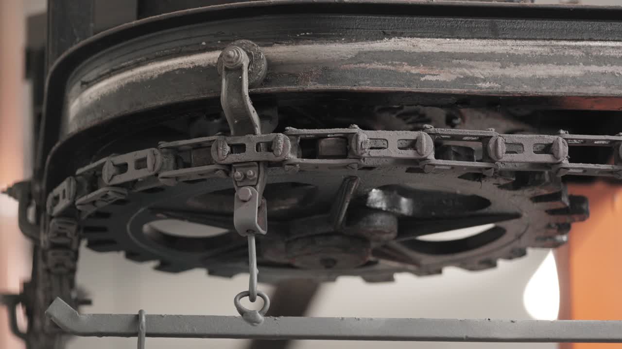 с металлической цепью, движущейся медленно