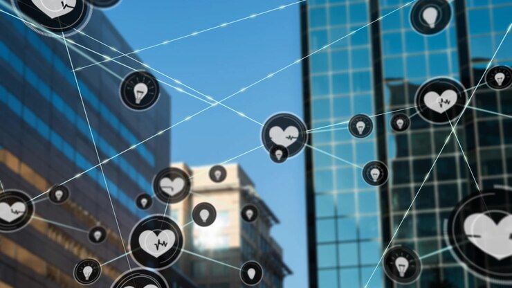 Animação de uma rede de ícones digitais sobre uma vista de edifícios altos contra um céu azul.