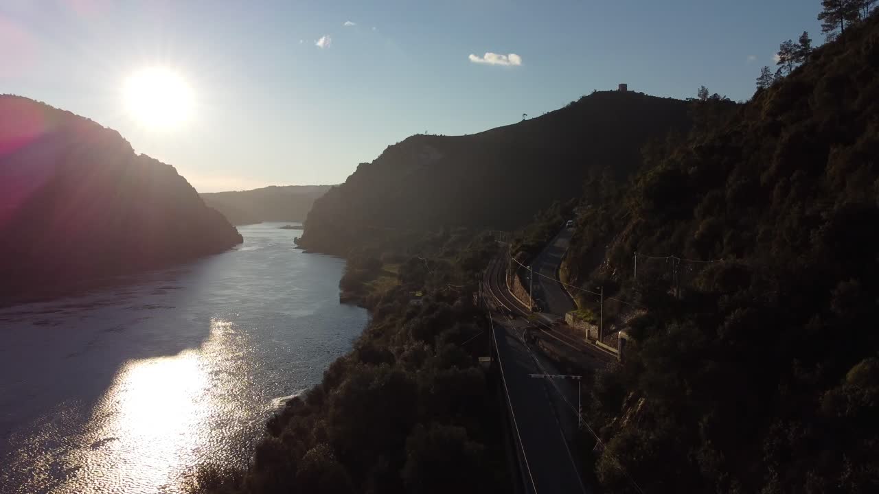 vista aérea del tren que cruza el ferrocarril ribereño en el monumento natural vila velha de ródão