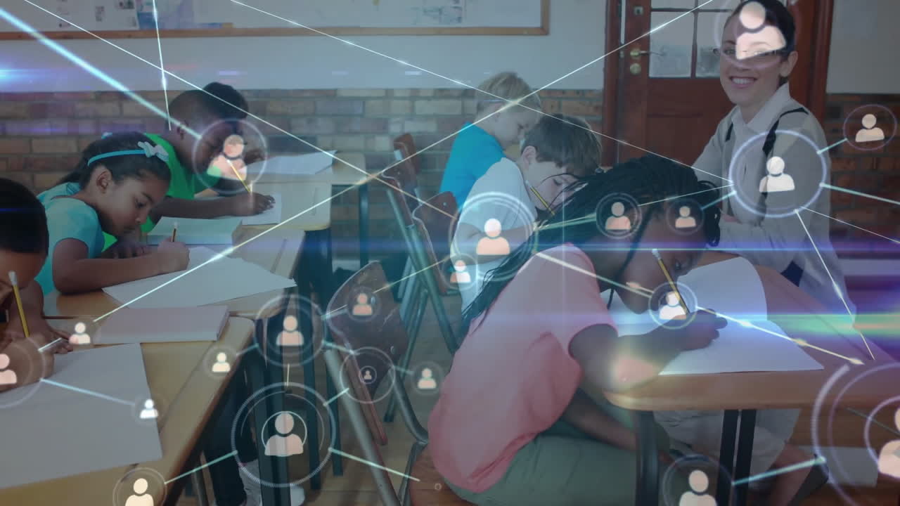 다양한 여성 교사들이 미소 짓고 학생들이 시험을 쓰고 있는 연결된 프로필 아이콘의 애니메이션