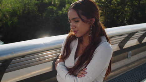 mujer solitaria al aire libre