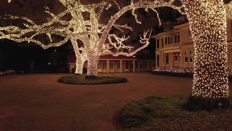 Mansión-Con-Luces-Navideñas-En-El-Distrito-Jardín-De-Nueva-Orleans,-La