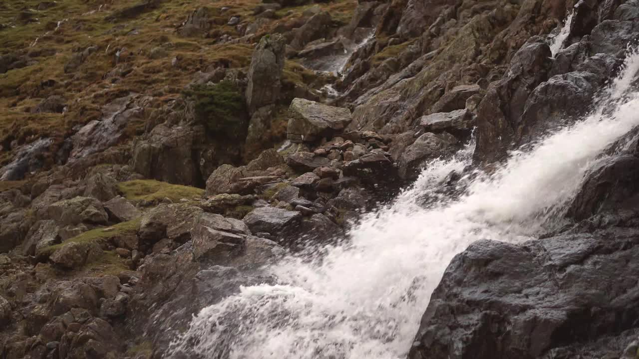 En mektig elv som renner ned et fjell