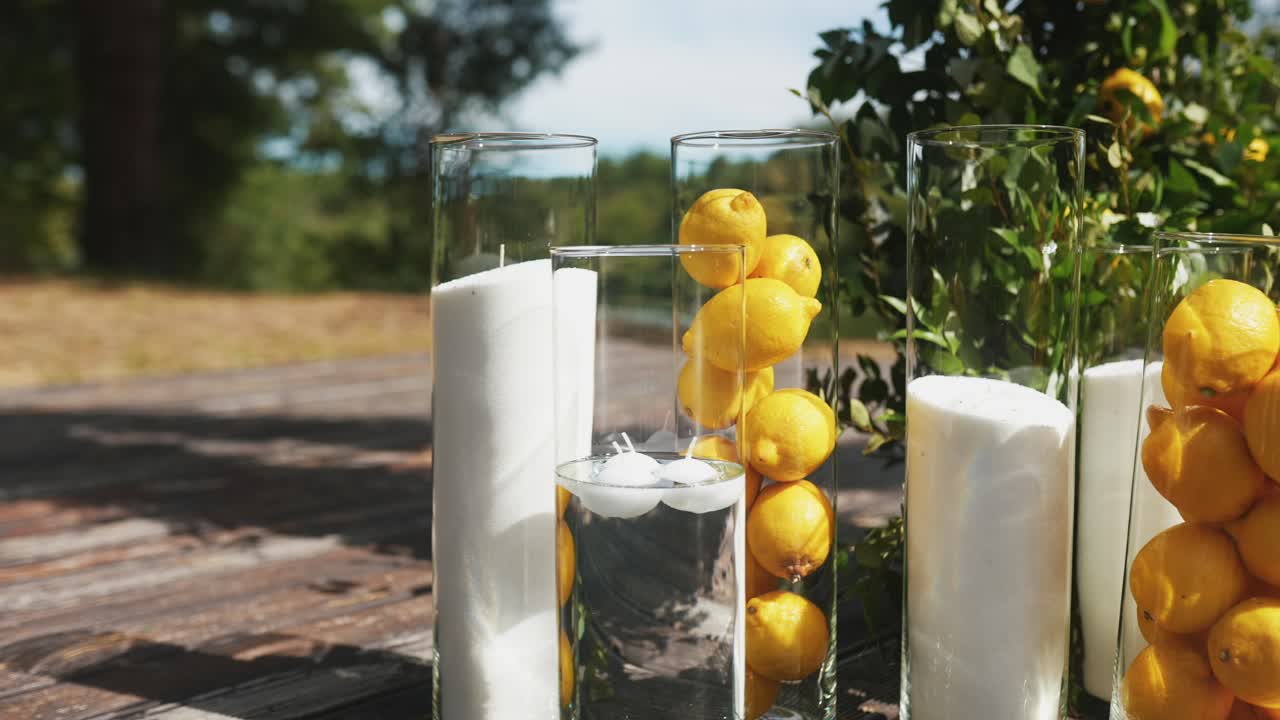 불 으로 레몬 향기 가 있는 야외 장식