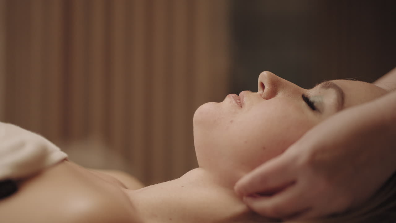 masaje facial para relajarse y rejuvenecer en el salón de spa mujer adulta está disfrutando y profesional masaje