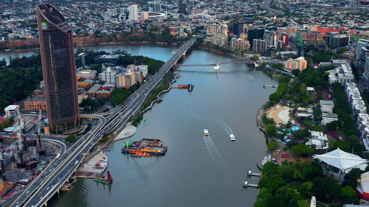 호주 퀸즐랜드주 브리즈번에 있는 태평양 고속도로와 강변 타워가 있는 브리즈번 강과 친선 교량의 조감도