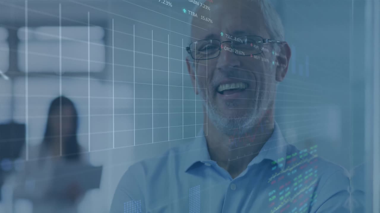Animation af digital grænseflade der viser statistik, med forskellige kolleger der arbejder sammen på et kontor