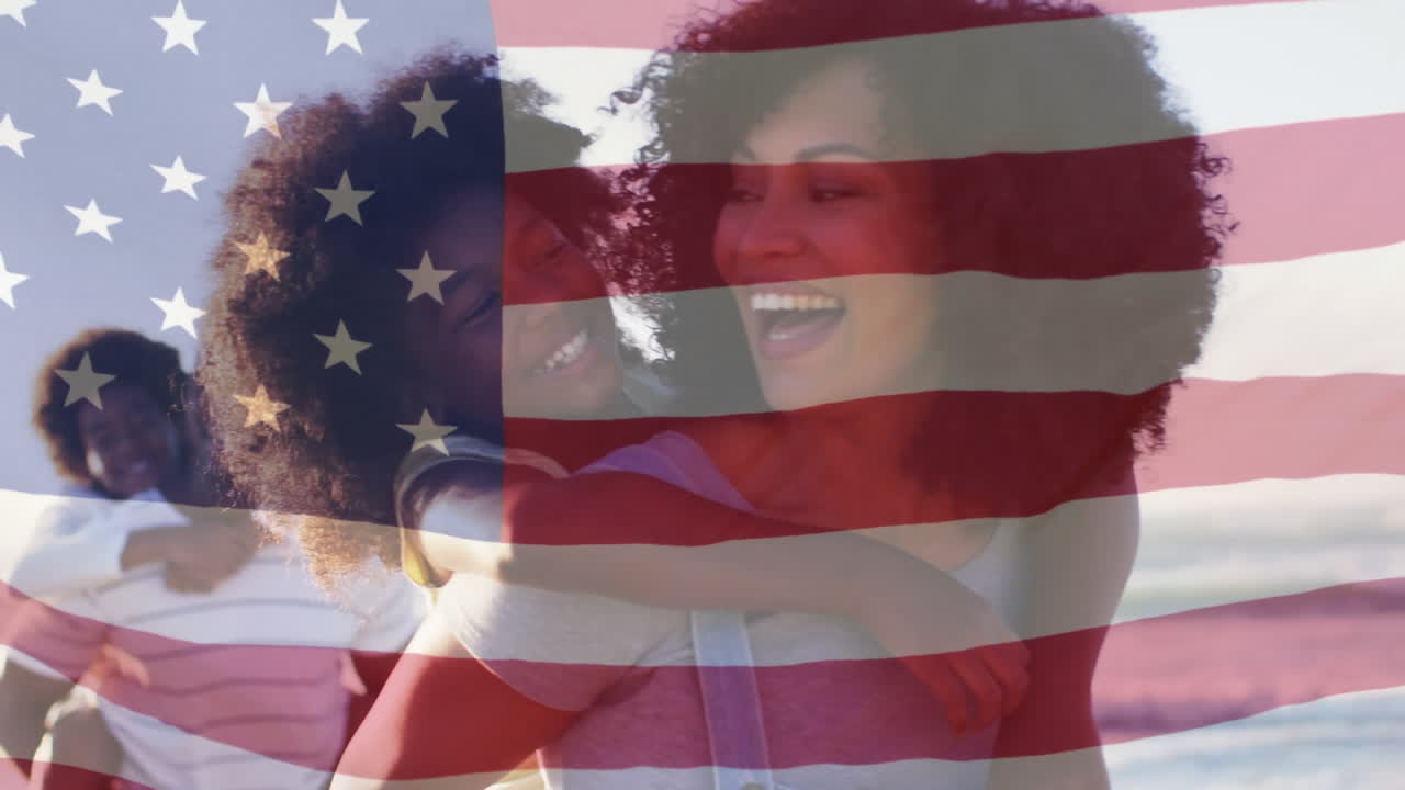 felices padres afroamericanos con hijo e hija caminando por la playa a orillas del mar