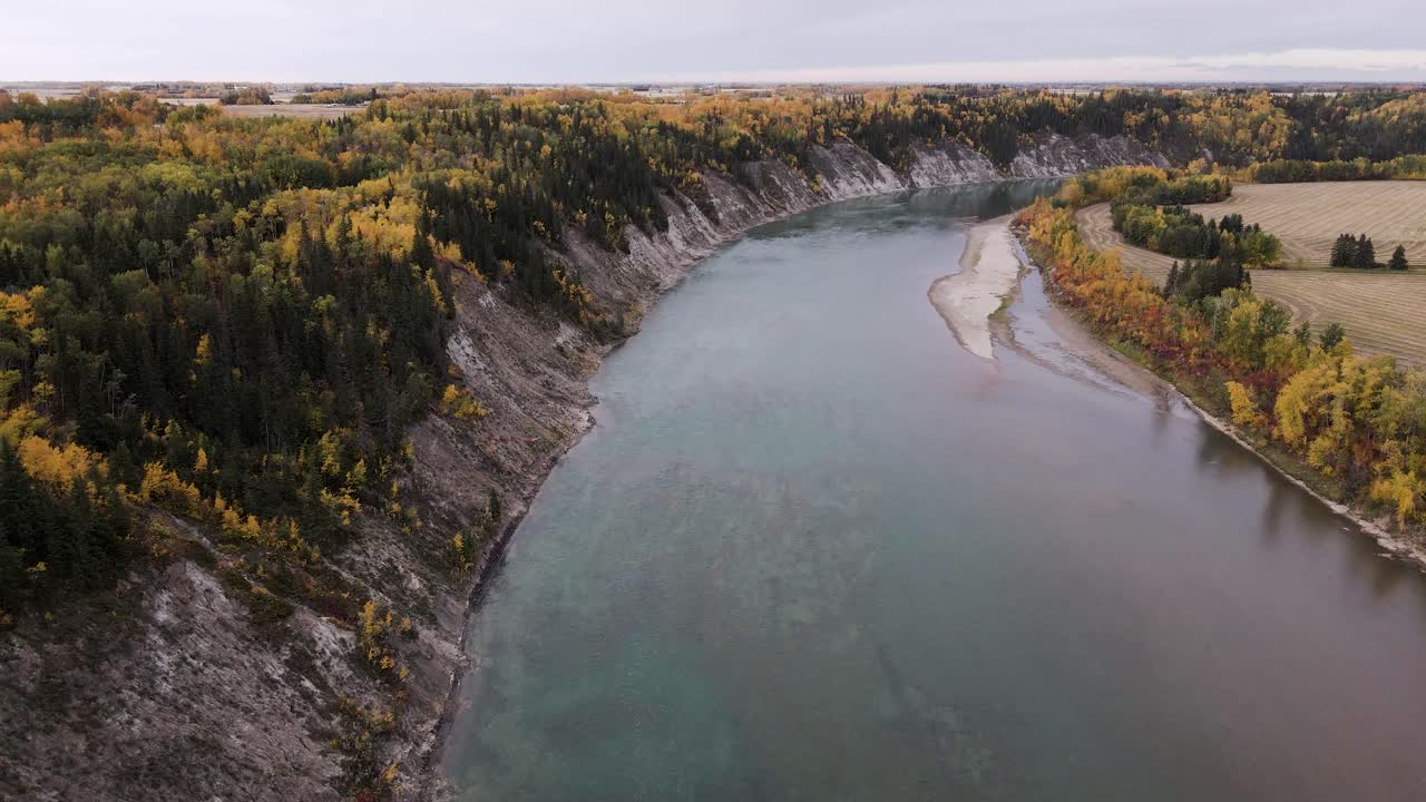 Valle fluviale a Devon, Alberta in autunno