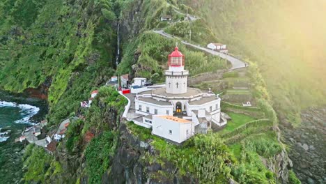 Extracción-Aérea-Del-Faro-Farol-Do-Arnel-Sobre-Un-Acantilado-En-Las-Azores