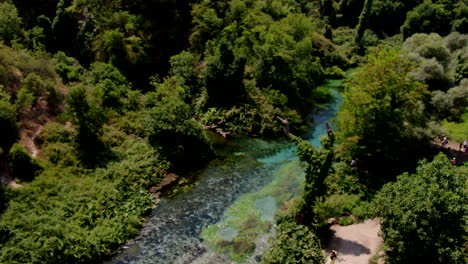 Fantastische-Luftaufnahme-Des-Flusses,-Der-Zum-Blauen-Auge-In-Albanien-Führt