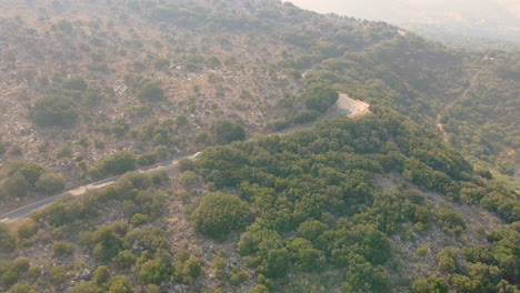 Viajando-Por-Frondosos-Caminos-Forestales-De-Montaña-En-Una-Mañana-Nublada-En-La-Isla-De-Creta,-Grecia