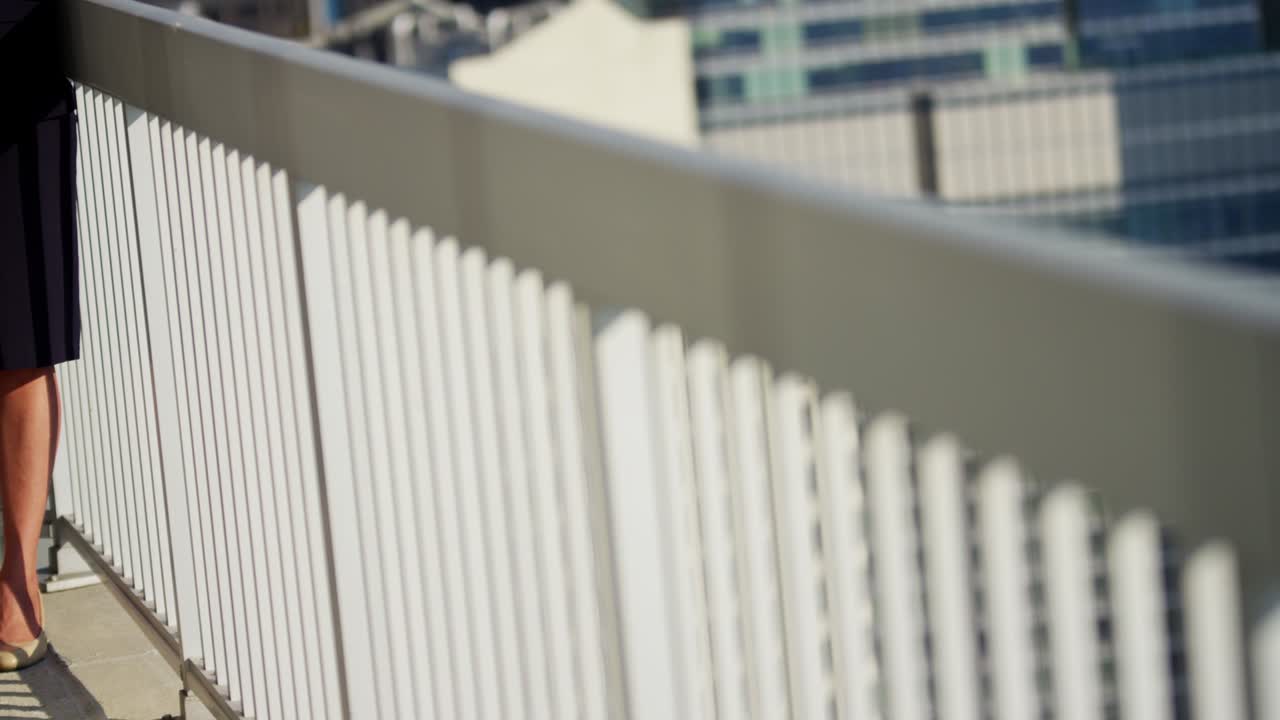 retrato de una mujer de negocios hispana usando una pantalla táctil en el techo