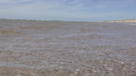 Kleine-Wellen-Rollen-Am-Strand