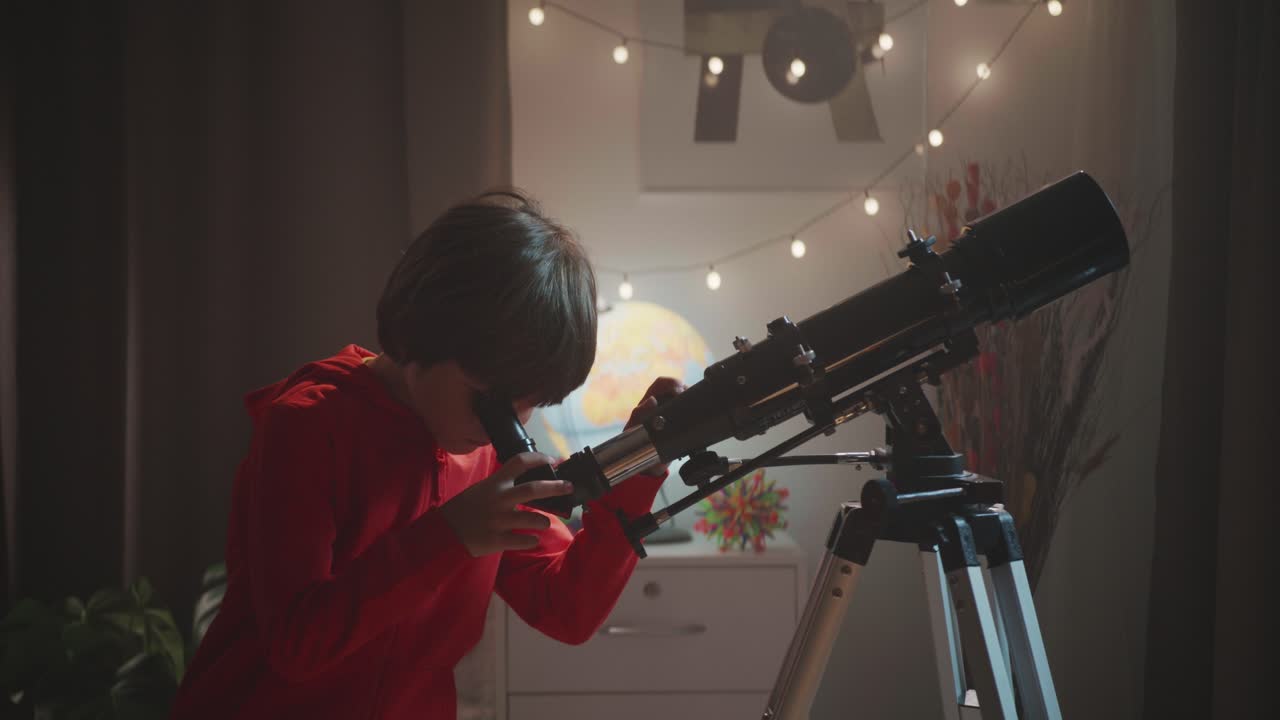 Un giovane ragazzo guarda attraverso il suo telescopio il cielo notturno e poi alza lo sguardo con un sorriso di puro stupore e gioia. Un concetto di scoperta infantile, scienza ed educazione.