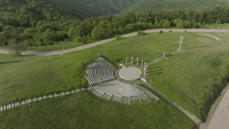 Toma-Aérea-De-Un-Anfiteatro-Vacío-Y-El-Paisaje-Del-Valle-Didgori