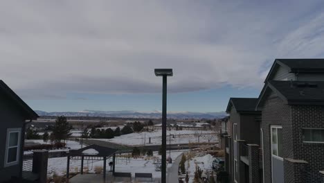 Un-Barrio-Suburbano-Con-Vistas-A-Las-Montañas-Rocosas-Durante-El-Invierno-De-2021